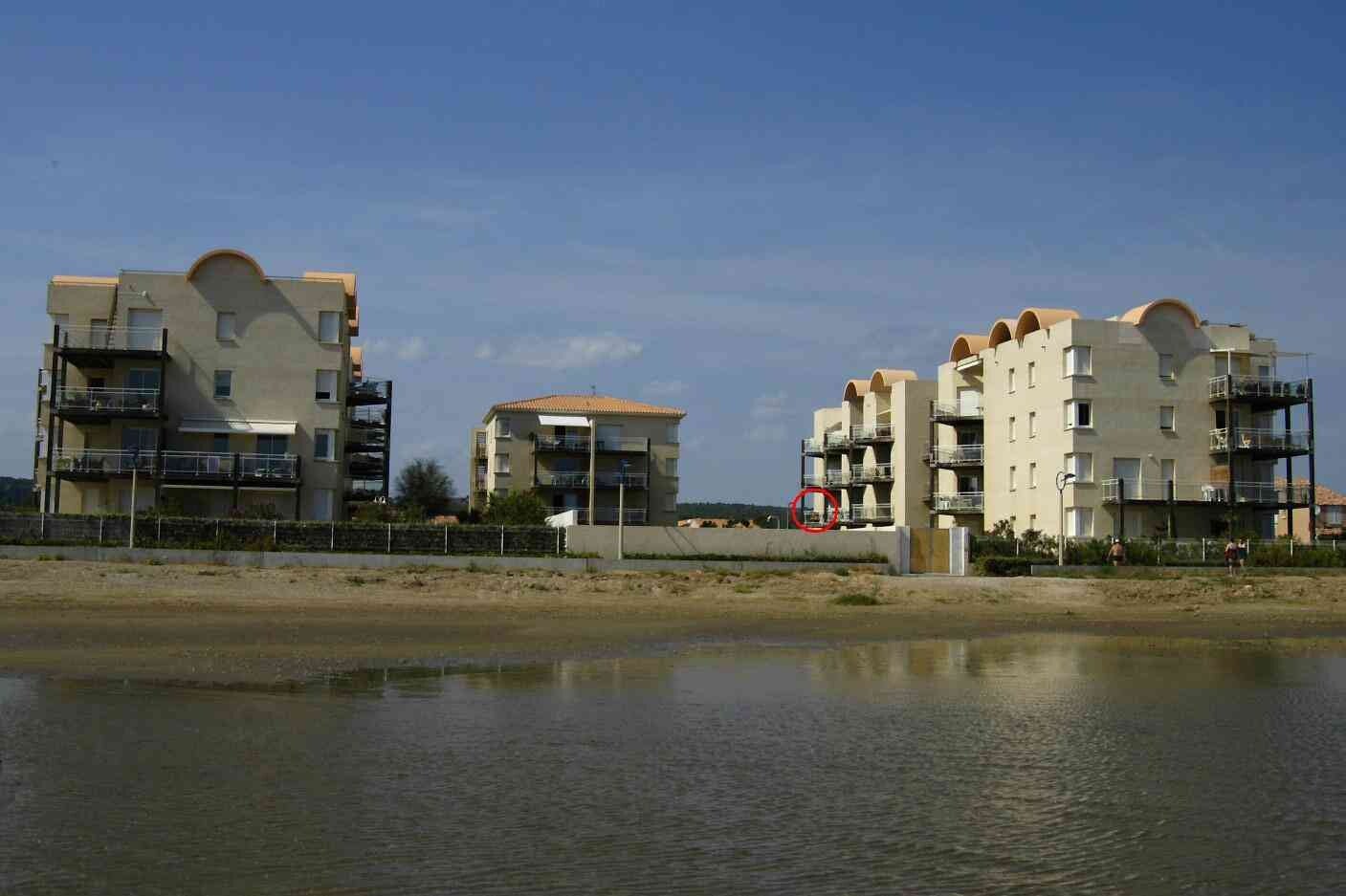 01-blick-vom-wasser-auf-unser-appartment-roter-kreis-standard.jpg