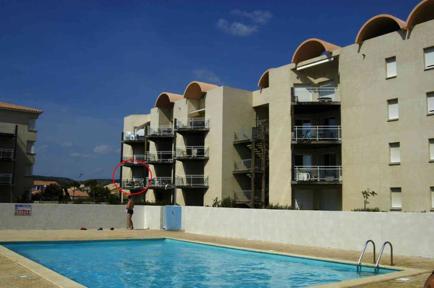 02-blick-u-ber-den-pool-auf-unser-appartment-roter-kreis-standard.jpg