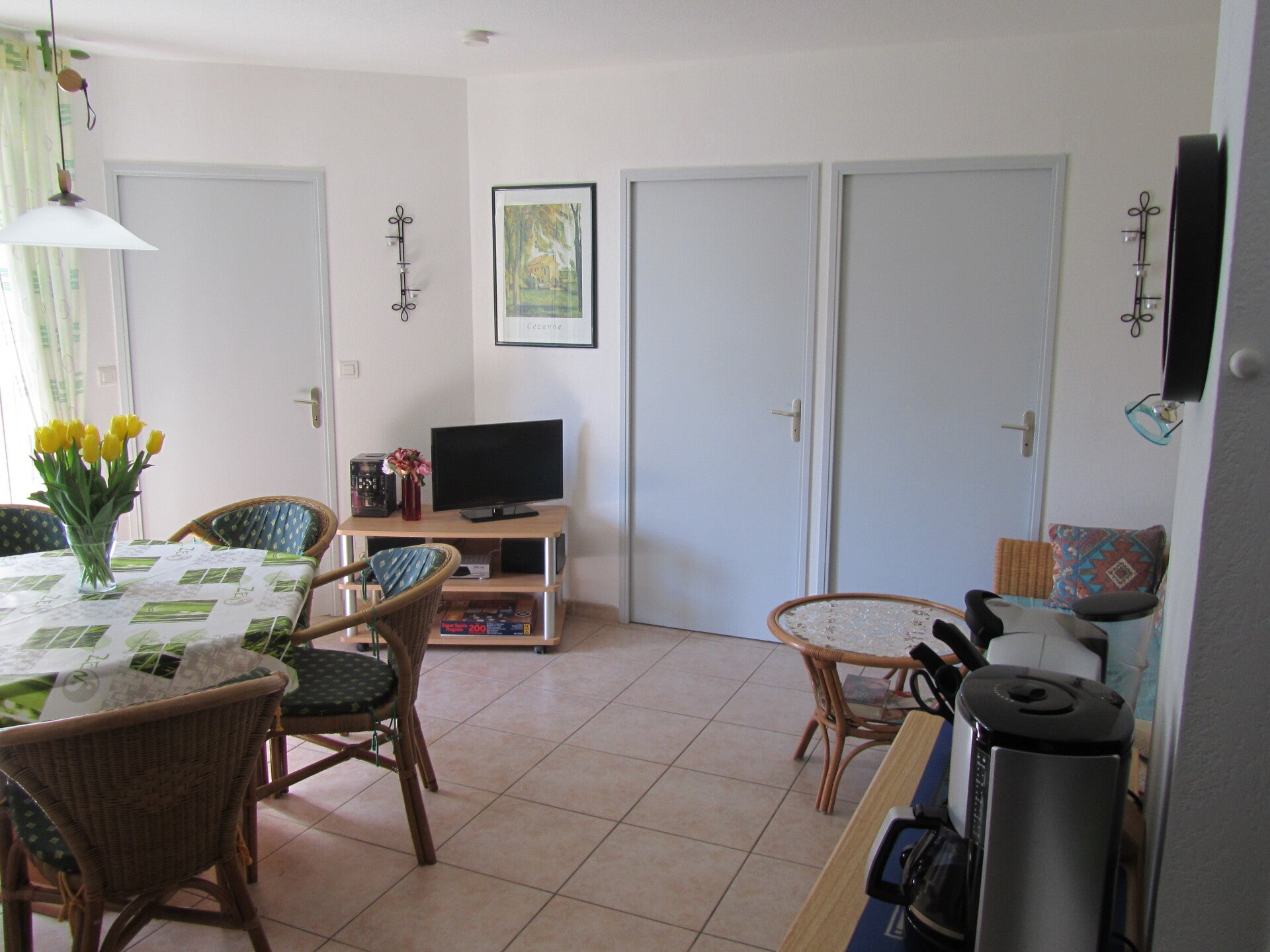 04-blick-von-der-ku-chenzeile-u-ber-den-wohnbereich-1-standard.jpg