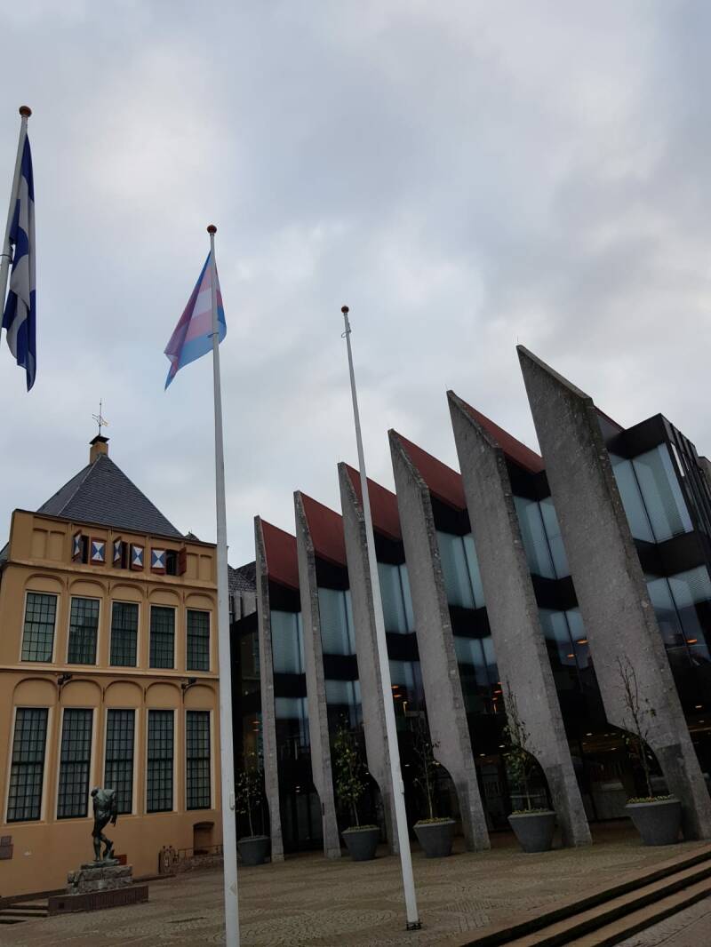Transgendervlag halfstok bij het gemeentehuis Zwolle.