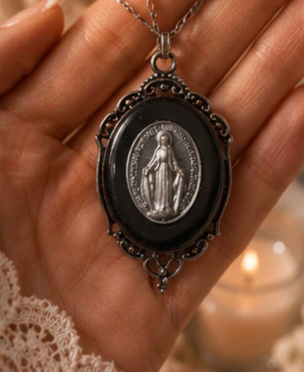 Collier argenté, vierge Marie baroque