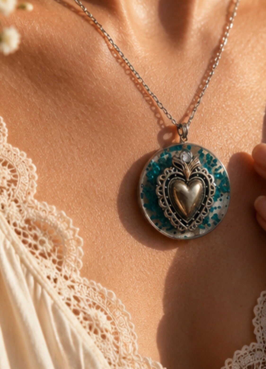 Collier grand médaillon ex-voto