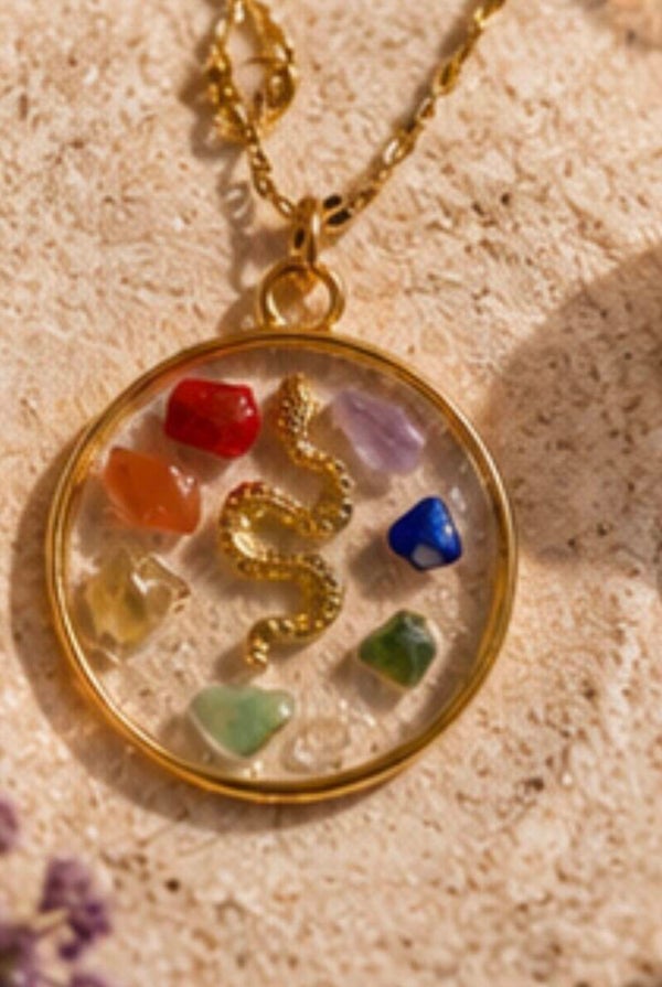 Collier serpent de la Kundalini avec les pierres naturelles des sept chakras