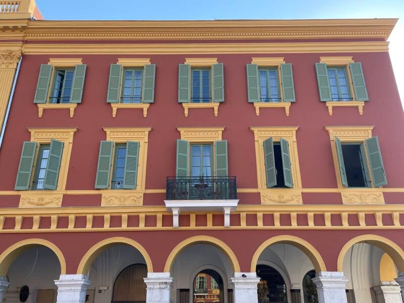 Façade après restauration des corniches et décors en plâtre-chaux par AE Staff, place Masséna à Nice