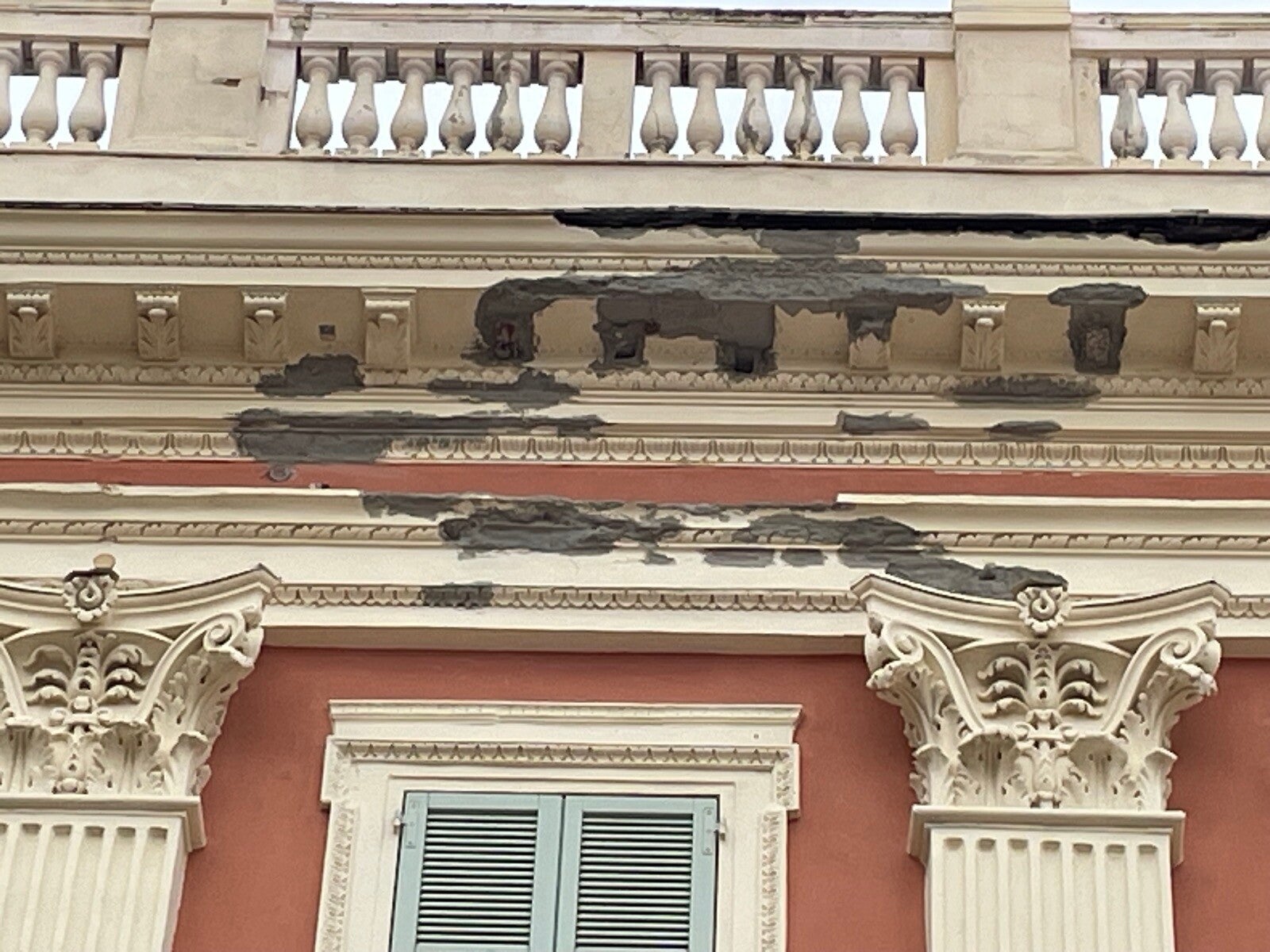 Avant travaux — corniches et ornements dégradés de la façade