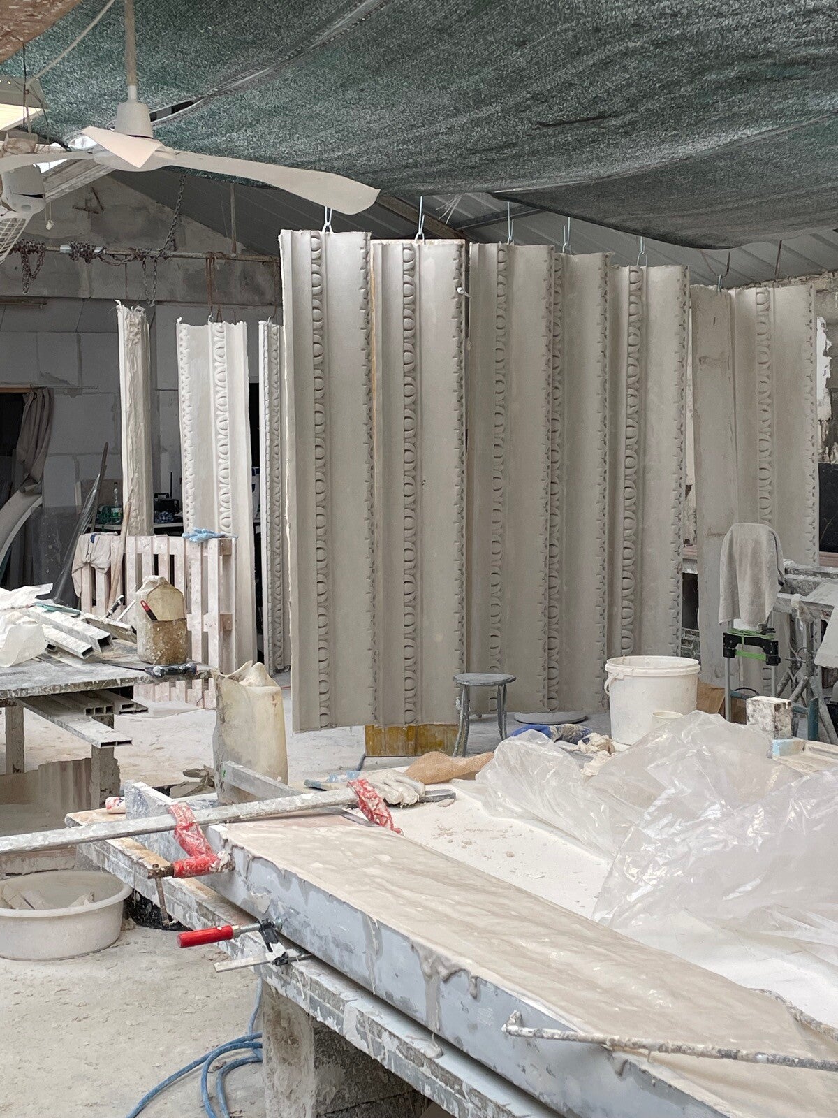 Fabrication en atelier — corniches en plâtre-chaux