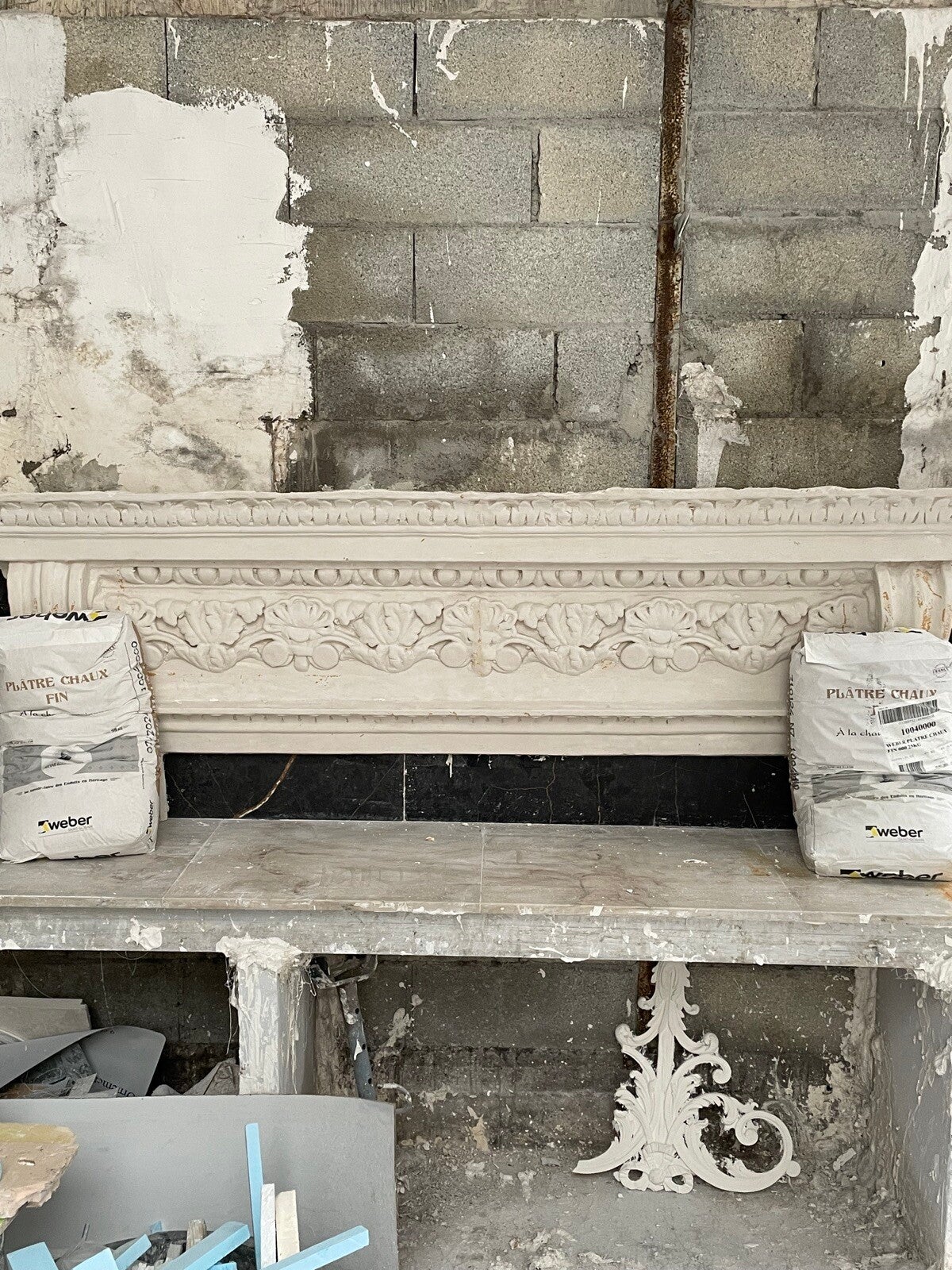 Décor orné en plâtre-chaux préparé dans l’atelier AE Staff