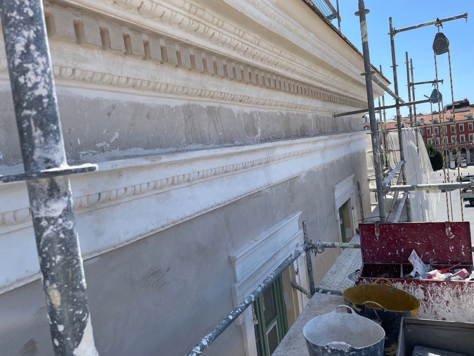 Pose et raccords — corniches reconstituées avant finition