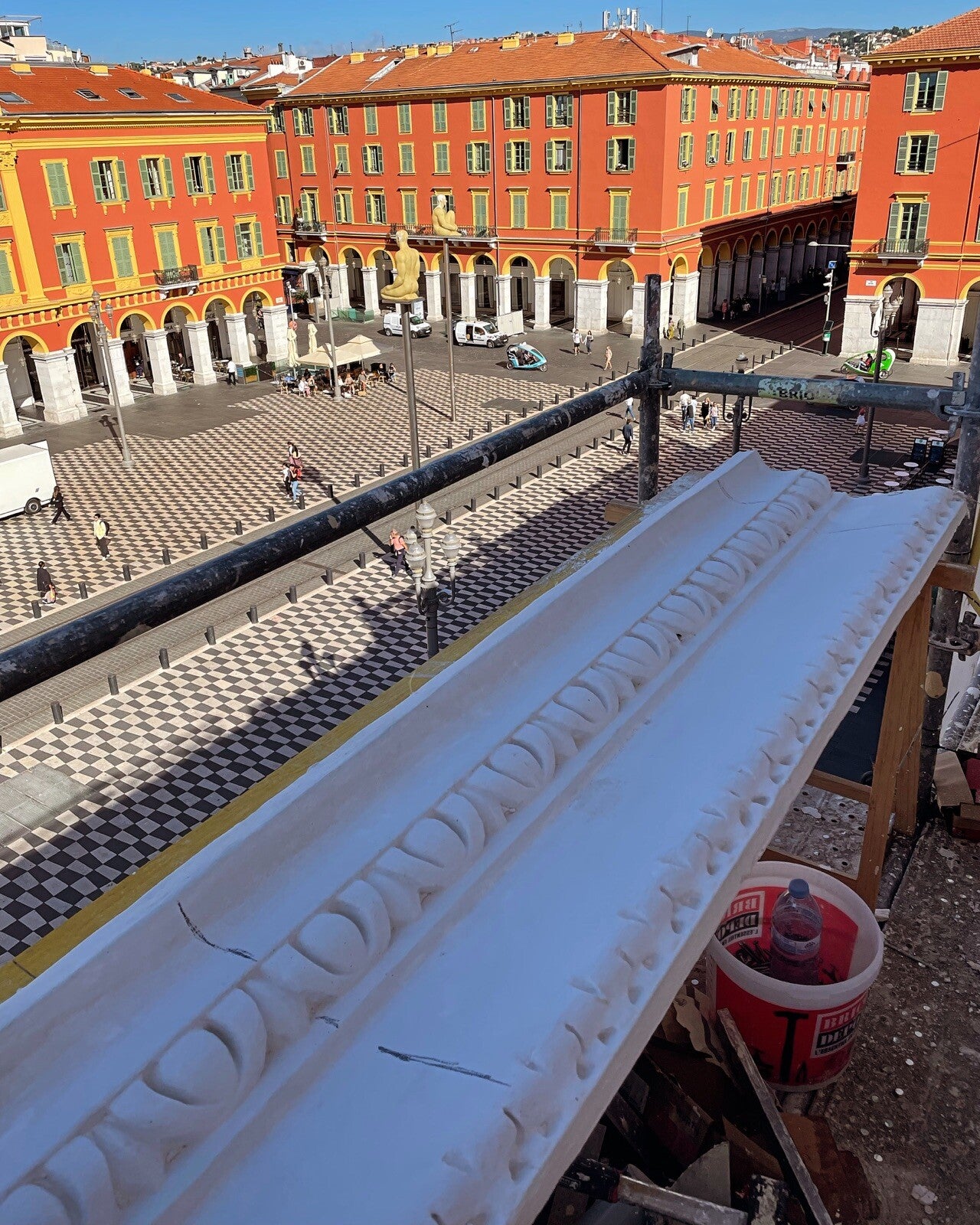 Corniche préparée sur l’échafaudage, avec vue sur la place Masséna à Nice