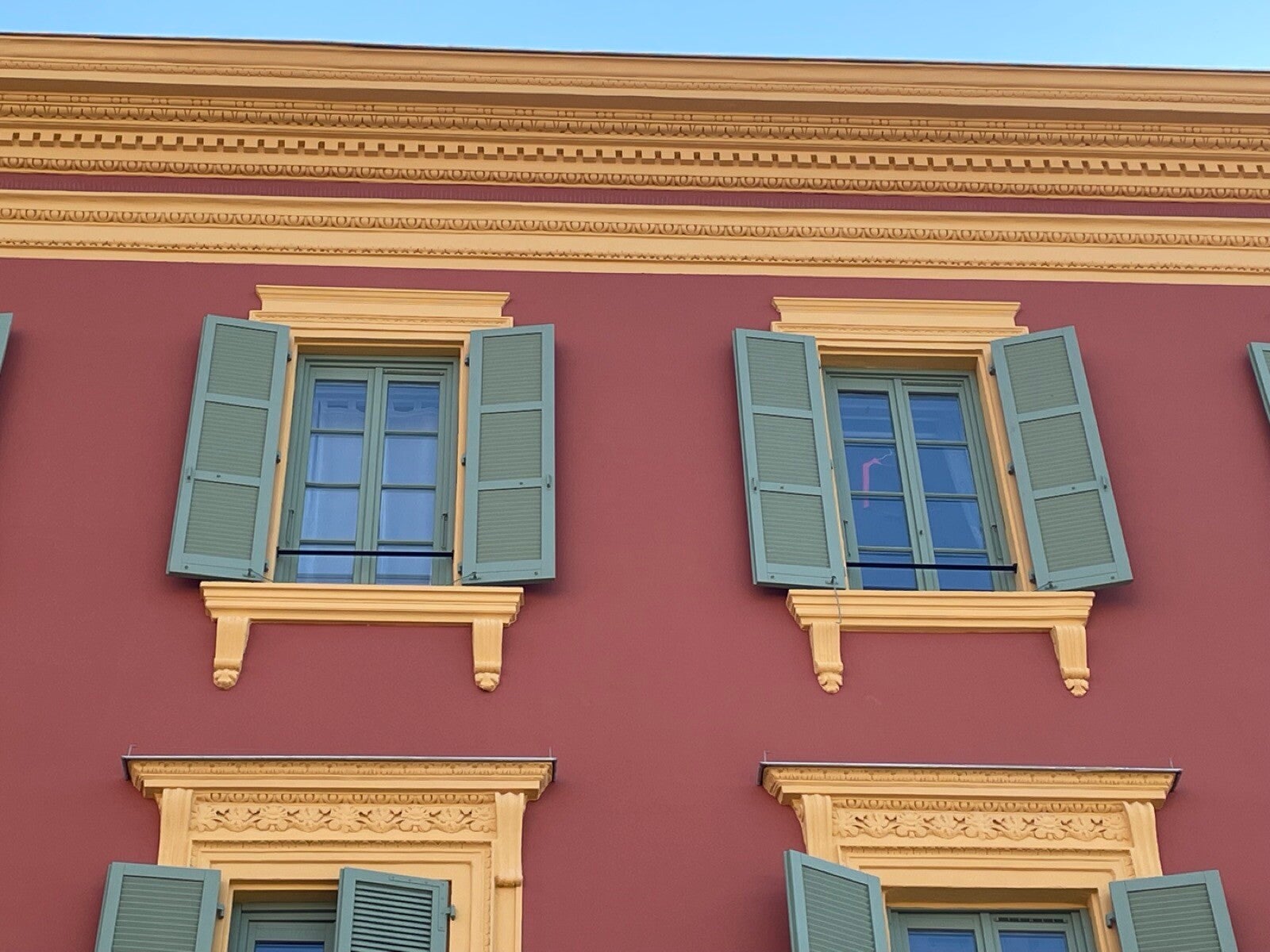 Après restauration — détails des corniches et encadrements, place Masséna à Nice