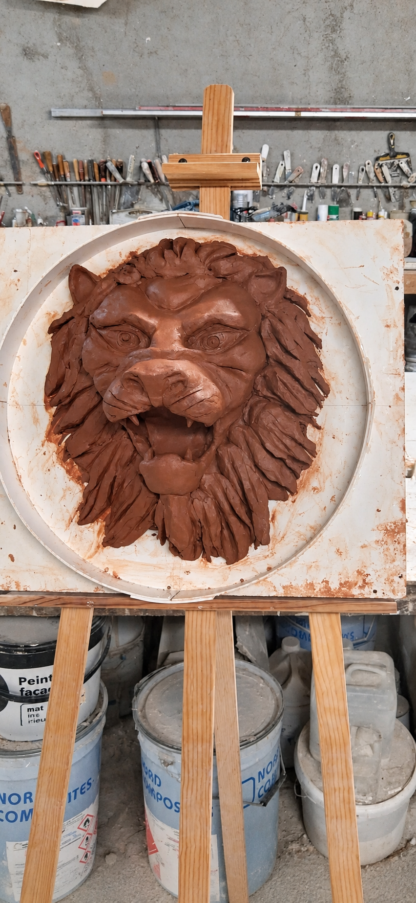 Sculpture de la tête de lion à l’atelier AE STAFF