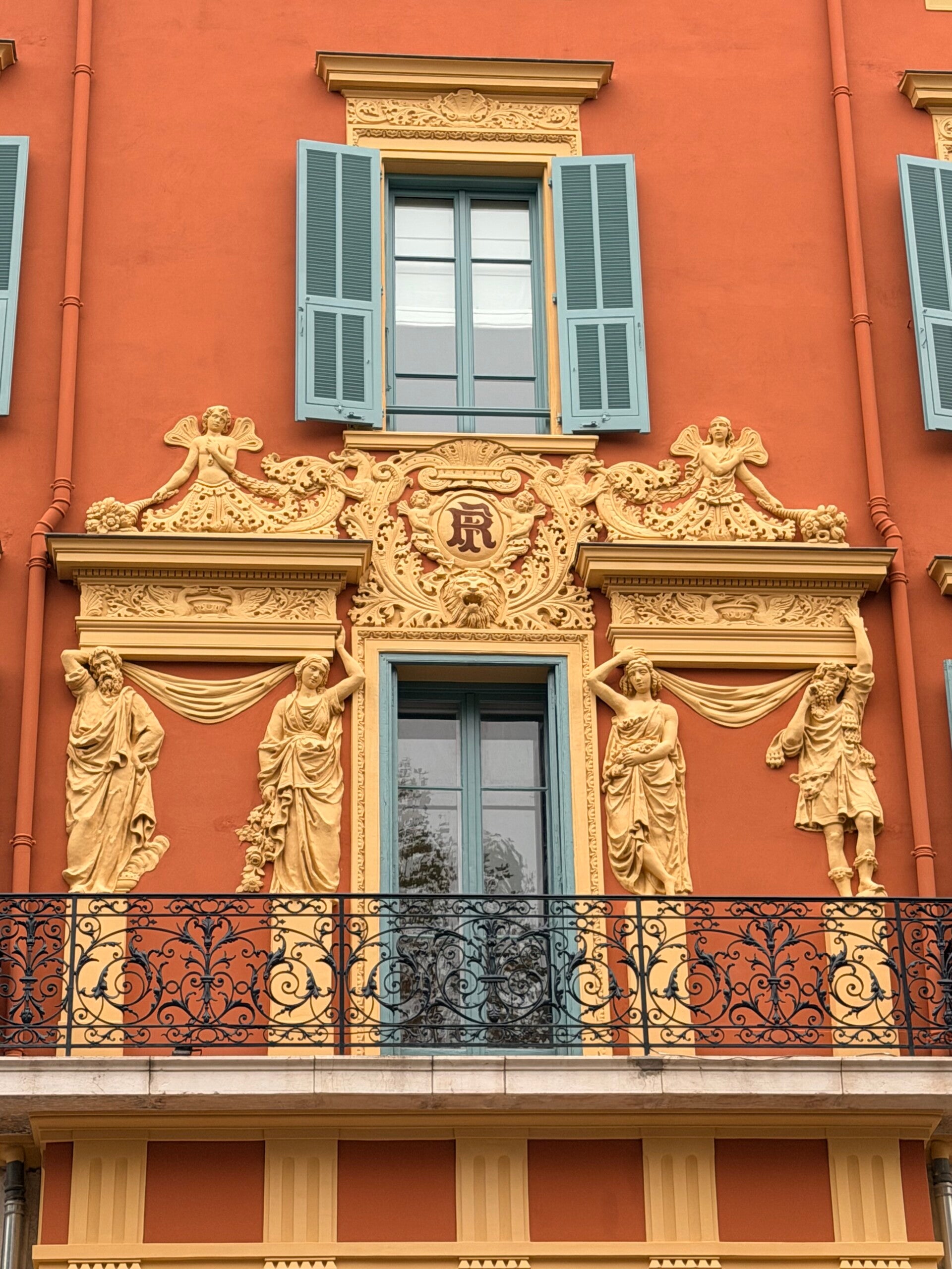 Réalisation AE STAFF au Port de Nice : façade ornée de sculptures, de reliefs et d’encadrements décoratifs