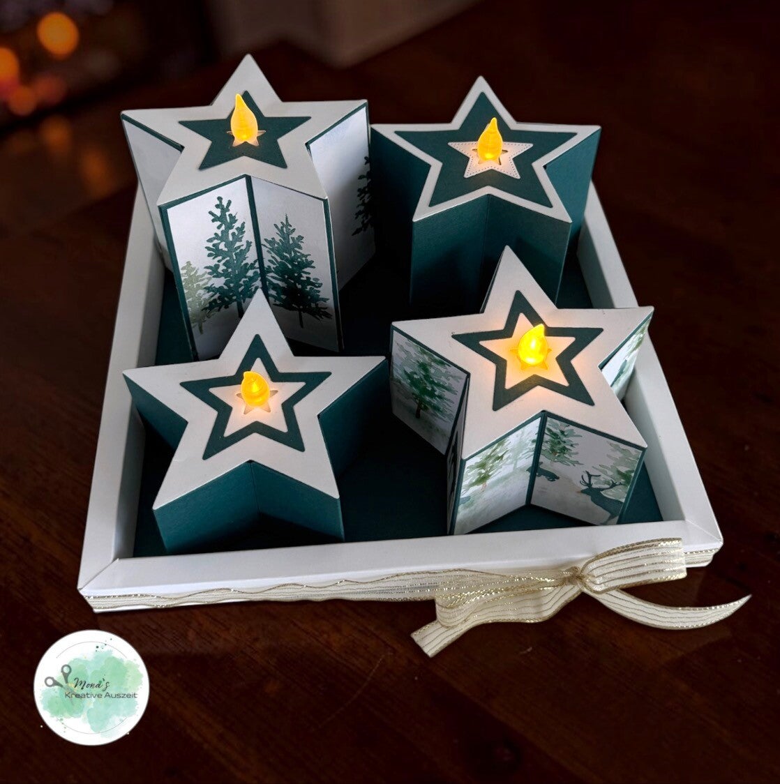 Selbst gebastelter Adventskalender mit vier leuchtenden Sternenschachteln als weihnachtliche Tischdeko mit Stampin`Up!® Produkten