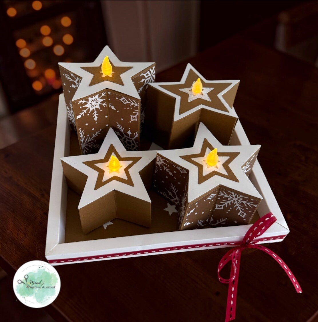 Selbst gebastelter Adventskalender mit vier leuchtenden Sternenschachteln als weihnachtliche Tischdeko mit Stampin`Up!® Produkten