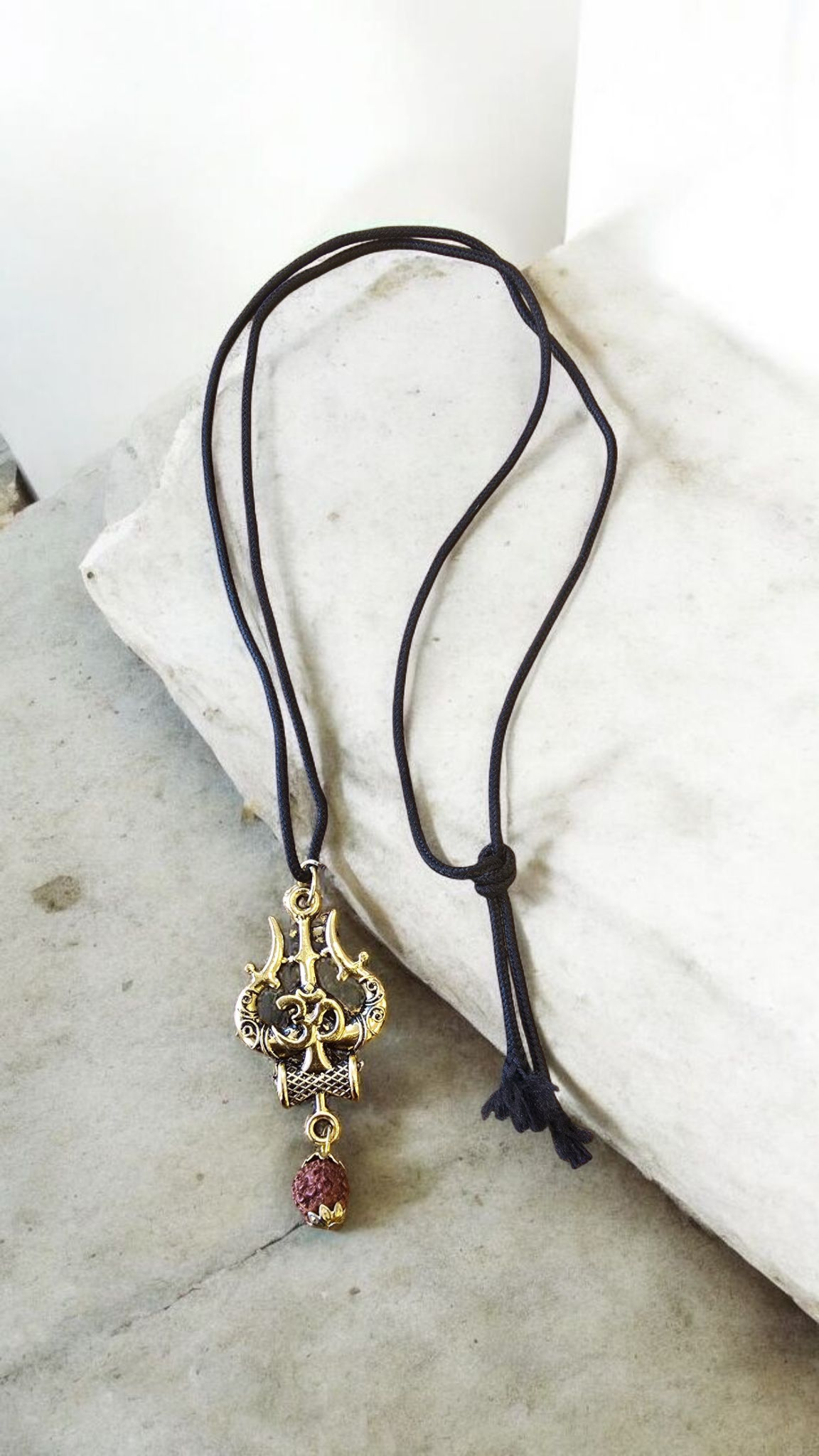 Ohm Trishul ketting