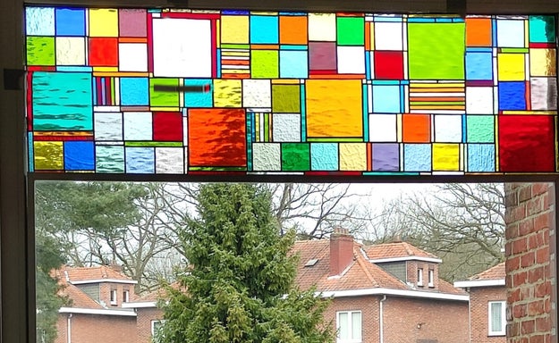 Bovenraam ik gekleurd glas