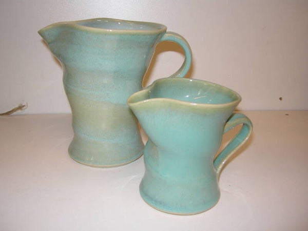 Turquoise kan met draaiing