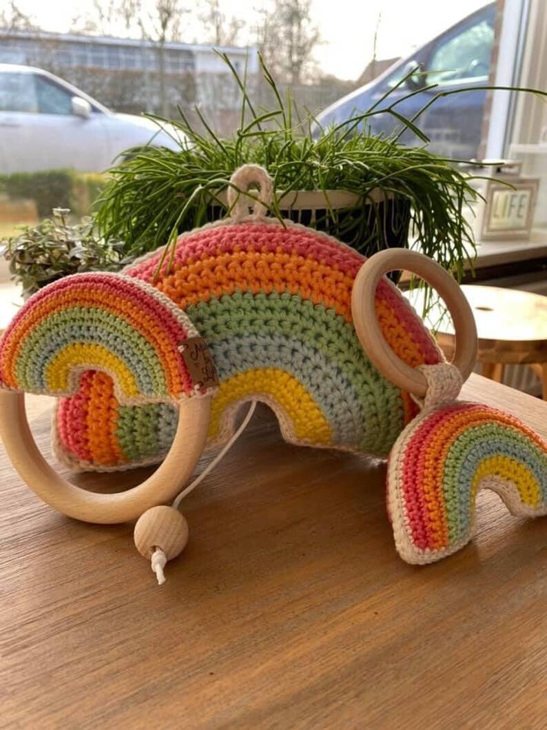 Gehaakte regenboog rammelaar