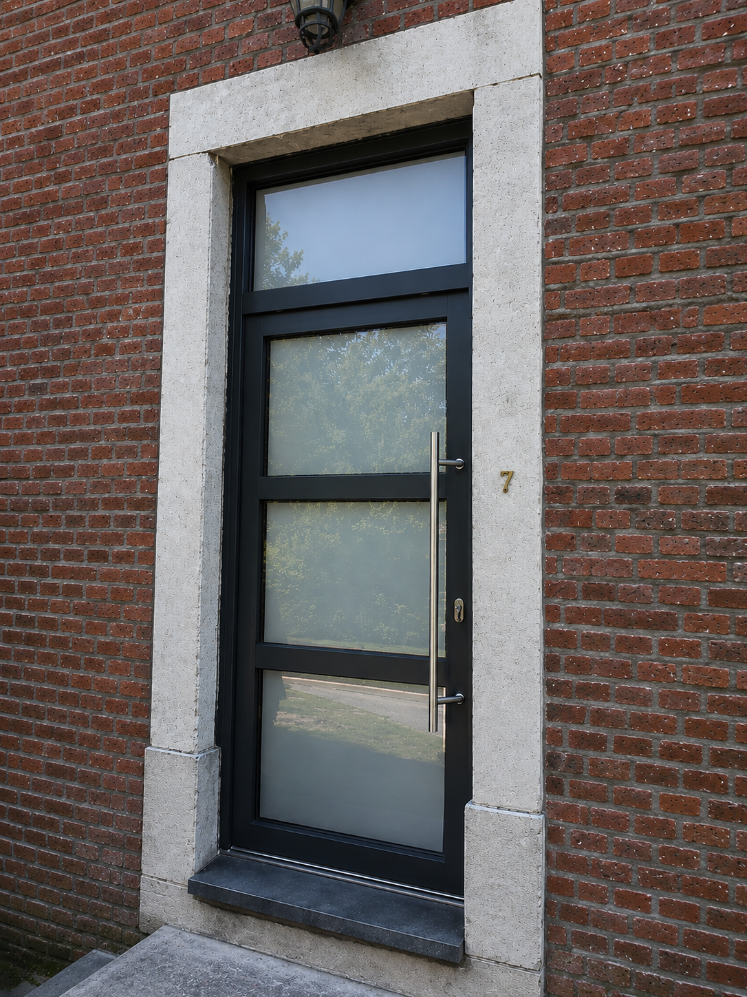 Porte d'entrée en PVC posée à Huy par Menuiserie Mathieu 