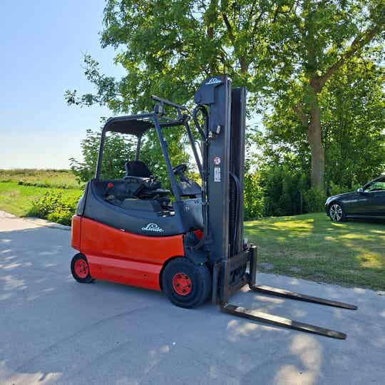 Te koop: Linde E25-600 elektrische heftruck met triplomast (570 cm), geïntegreerde sideshift en vier hydraulische functies