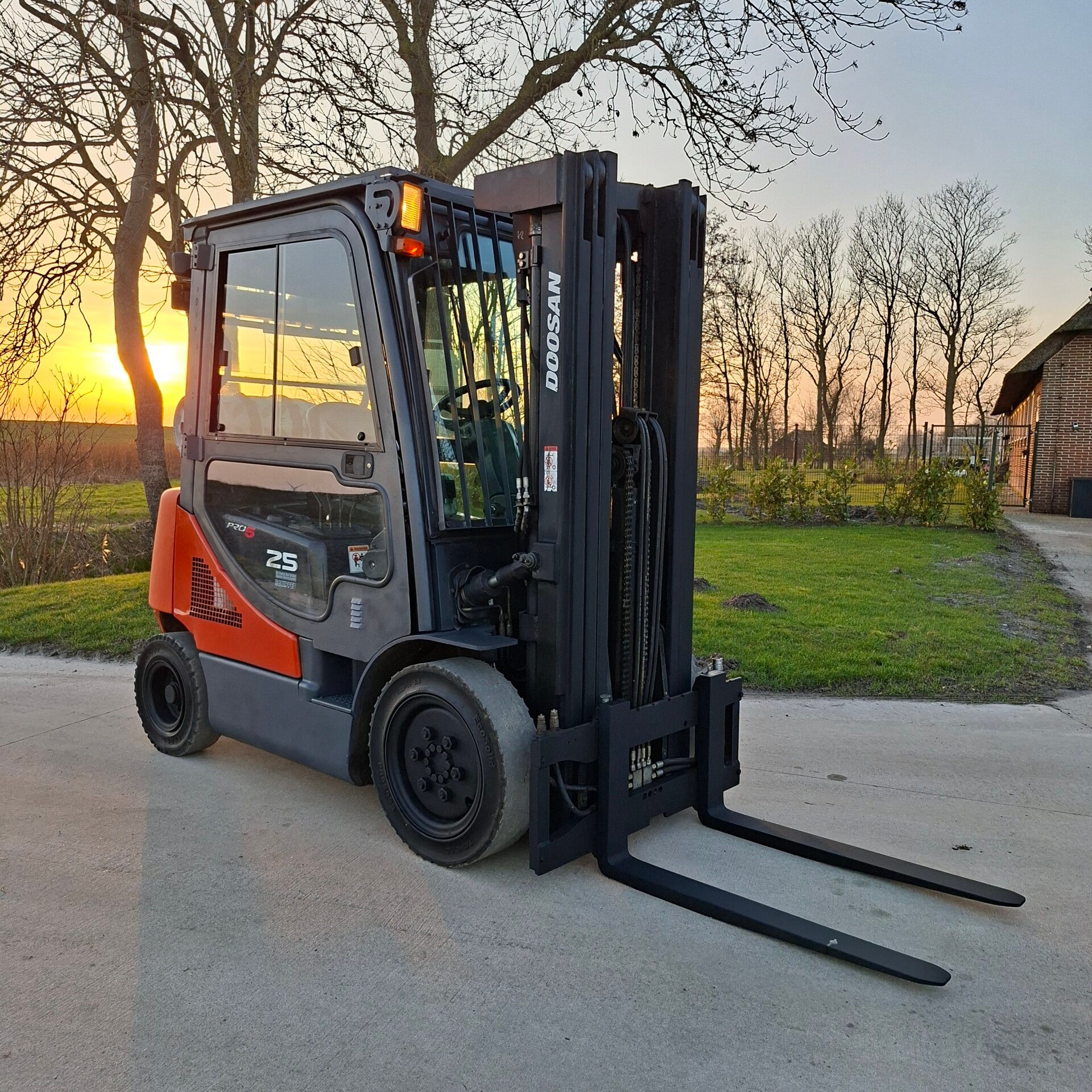 VERKOCHT!! Heftruck Doosan 2.5 ton triplomast freelift containermast