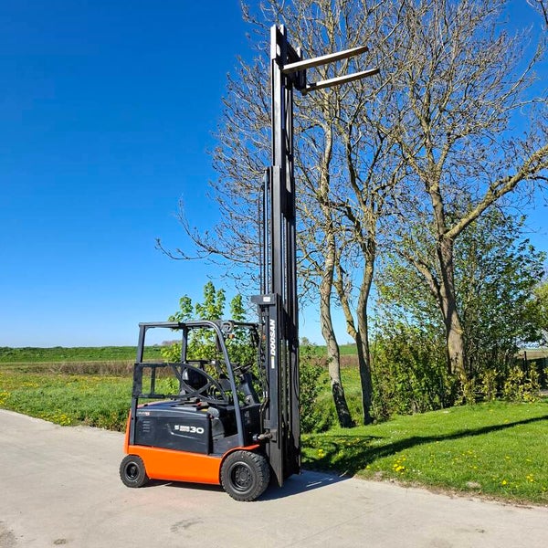 Te koop elektrische heftruck Doosan 3 ton triplomast sideshift