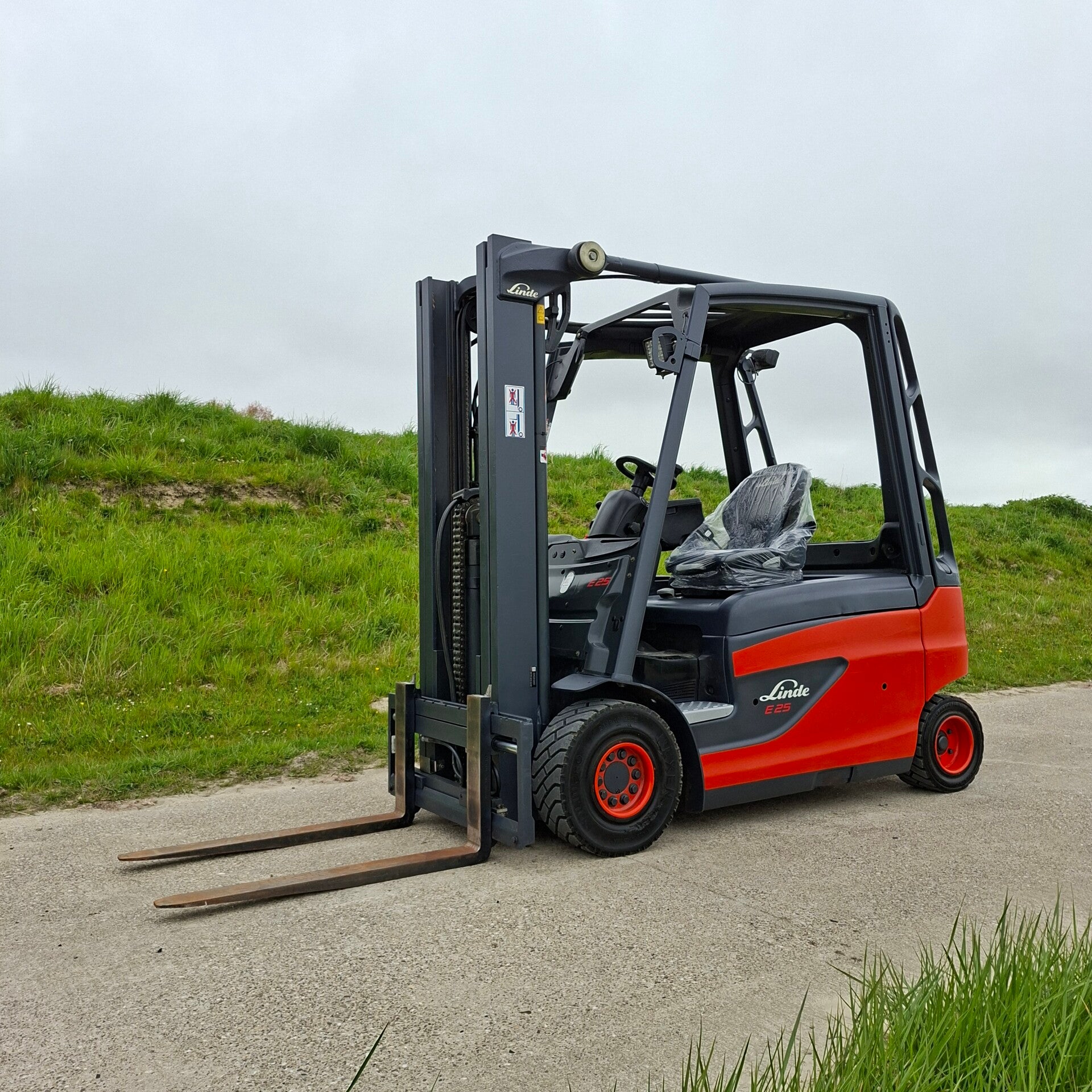 Te koop: Een zeer nette Linde E25 elektrische heftruck met een capaciteit van 2.5 ton, triplomast, freelift en sideshift.  Kenmerken en specificaties:  Merk: Linde  Type: E25 Hefvermogen: 2500 kg Masttype: Triplomast containermast (zeer lage doorrijhoogte
