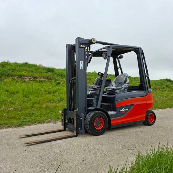 Te koop: Een zeer nette Linde E25 elektrische heftruck met een capaciteit van 2.5 ton, triplomast, freelift en sideshift.  Kenmerken en specificaties:  Merk: Linde  Type: E25 Hefvermogen: 2500 kg Masttype: Triplomast containermast (zeer lage doorrijhoogte
