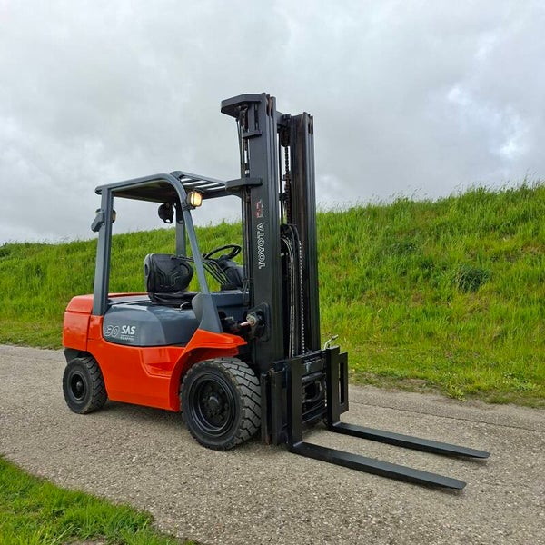 Te koop zeer nette heftruck Toyota 3 ton triplomast sideshift