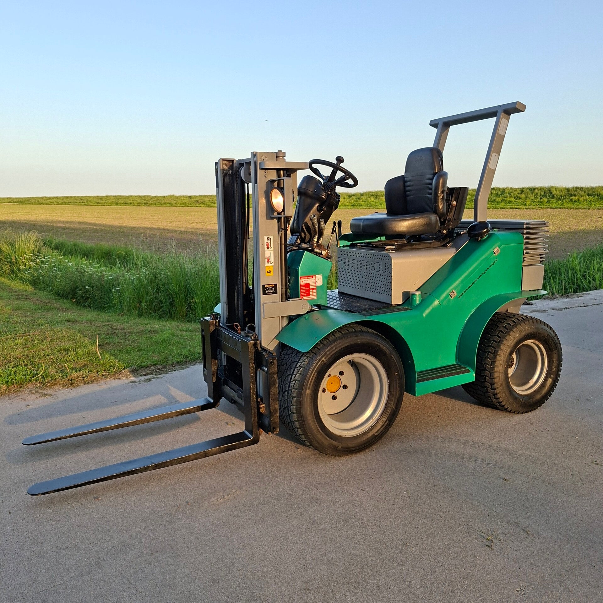 Te koop zeer nette ruw terrein heftruck Prins Maasdijk ( Diesel )   Merk: Prins Maasdijk   Brandstof: Diesel   Type motor: Kubota 3 cilinder   Stuurbekrachtiging   Accessoires: Sideshift   Vorken zijn opklapbaar   1 extra hydraulische functie