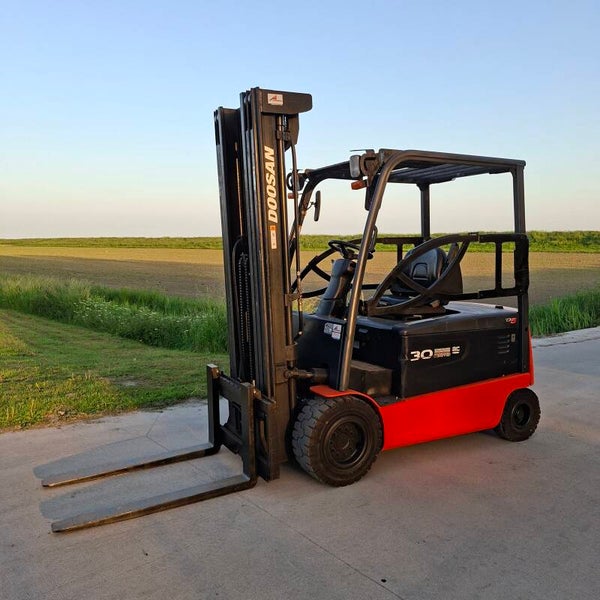 Te koop: zeer nette Doosan elektrische heftruck met 3 ton capaciteit, triplomast, freelift en sideshift.  Kenmerken en specificaties:  Merk: Doosan Type: 3 ton Hefvermogen: 3000 kg Masttype: Triplomast Accessoires: Sideshift Hefhoogte: ca. 550 cm