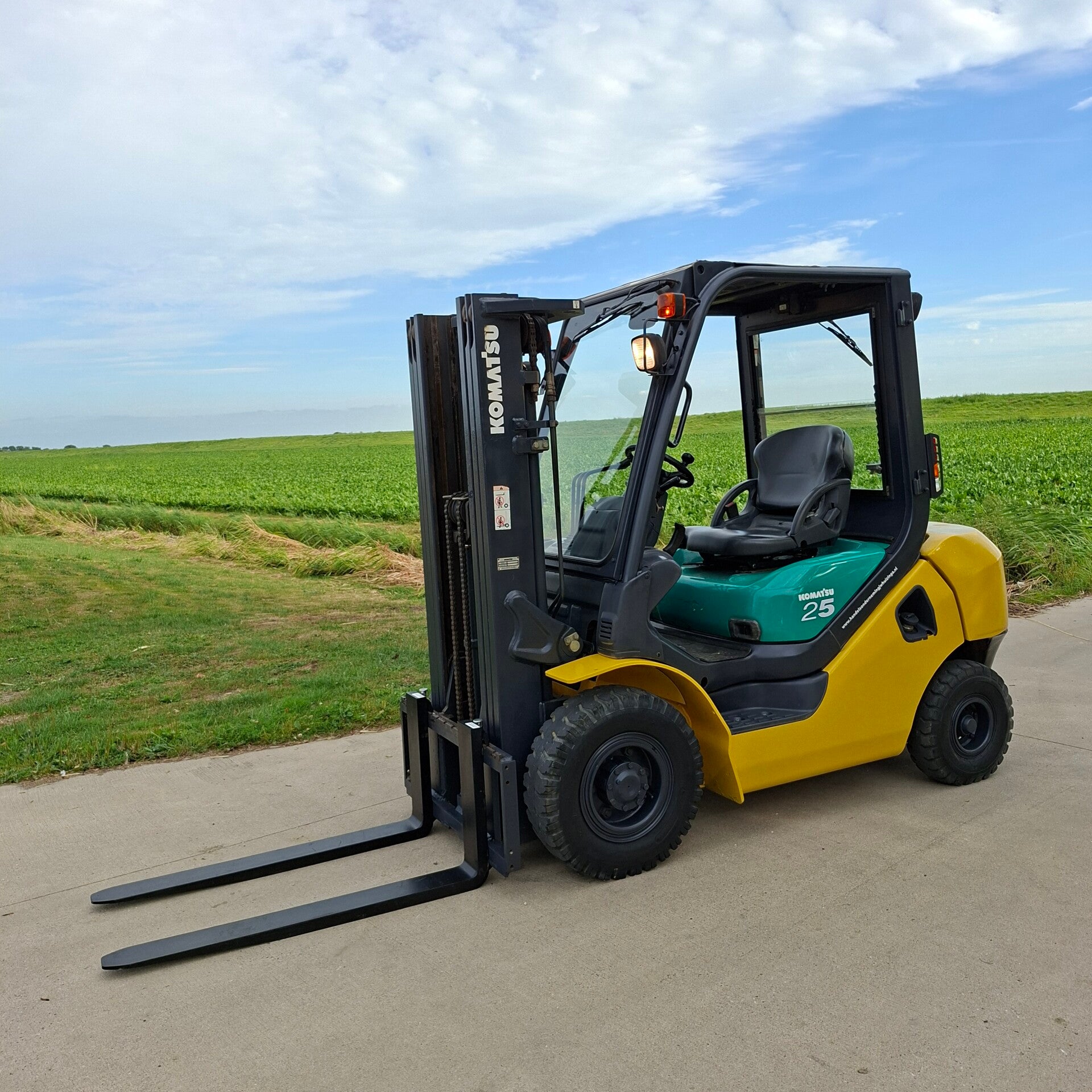 VERKOCHT: Een zeer nette Komatsu heftruck met een capaciteit van 2,5 ton. Dit model is uitgerust met een triplomast en een freelift.  Kenmerken en specificaties:  Merk: Komatsu Type: FD25T-16R  2500 kg  Triplomast