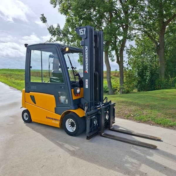 Te koop een zeer nette elektrische heftruck Jungheinrich 3 ton triplomast sideshift en vorkenversteller