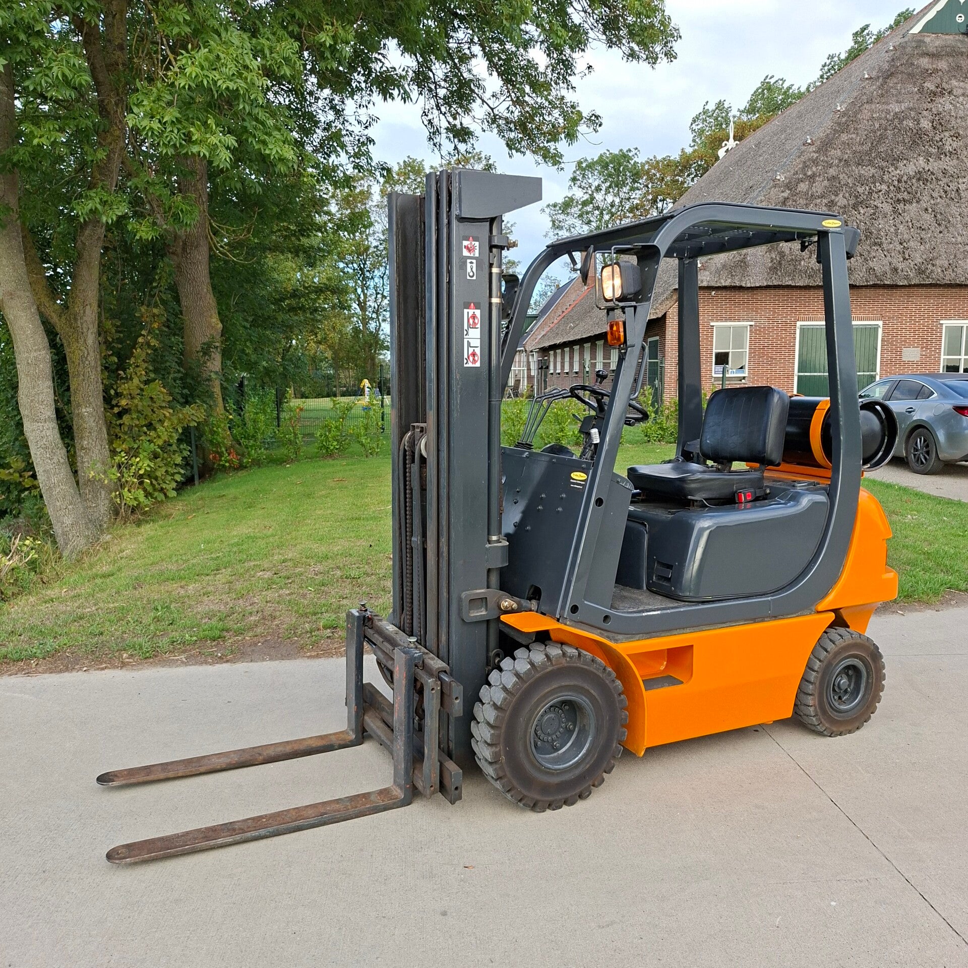Te koop zeer nette Samsung heftruck 1.5 ton lpg met triplomast freelift en sideshift