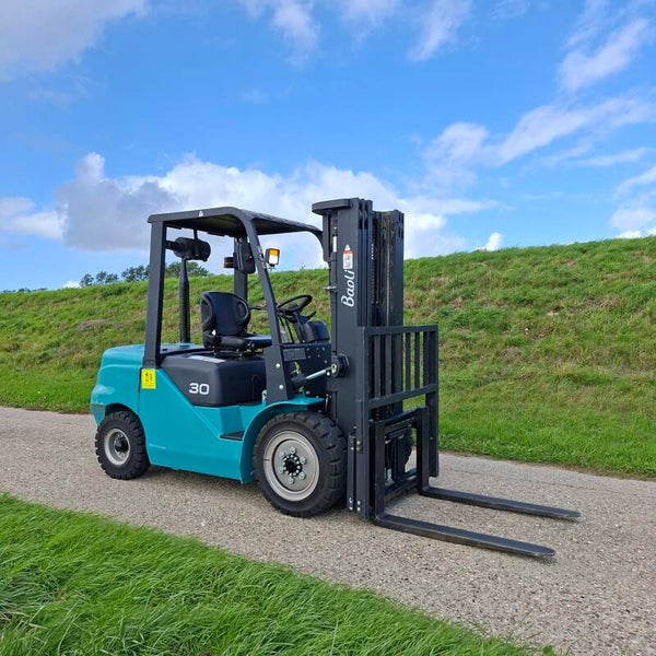 Te koop en zeer nette heftruck Baoli 3 ton diesel met 175 draaiuren triplomast sideshift containermast freelift