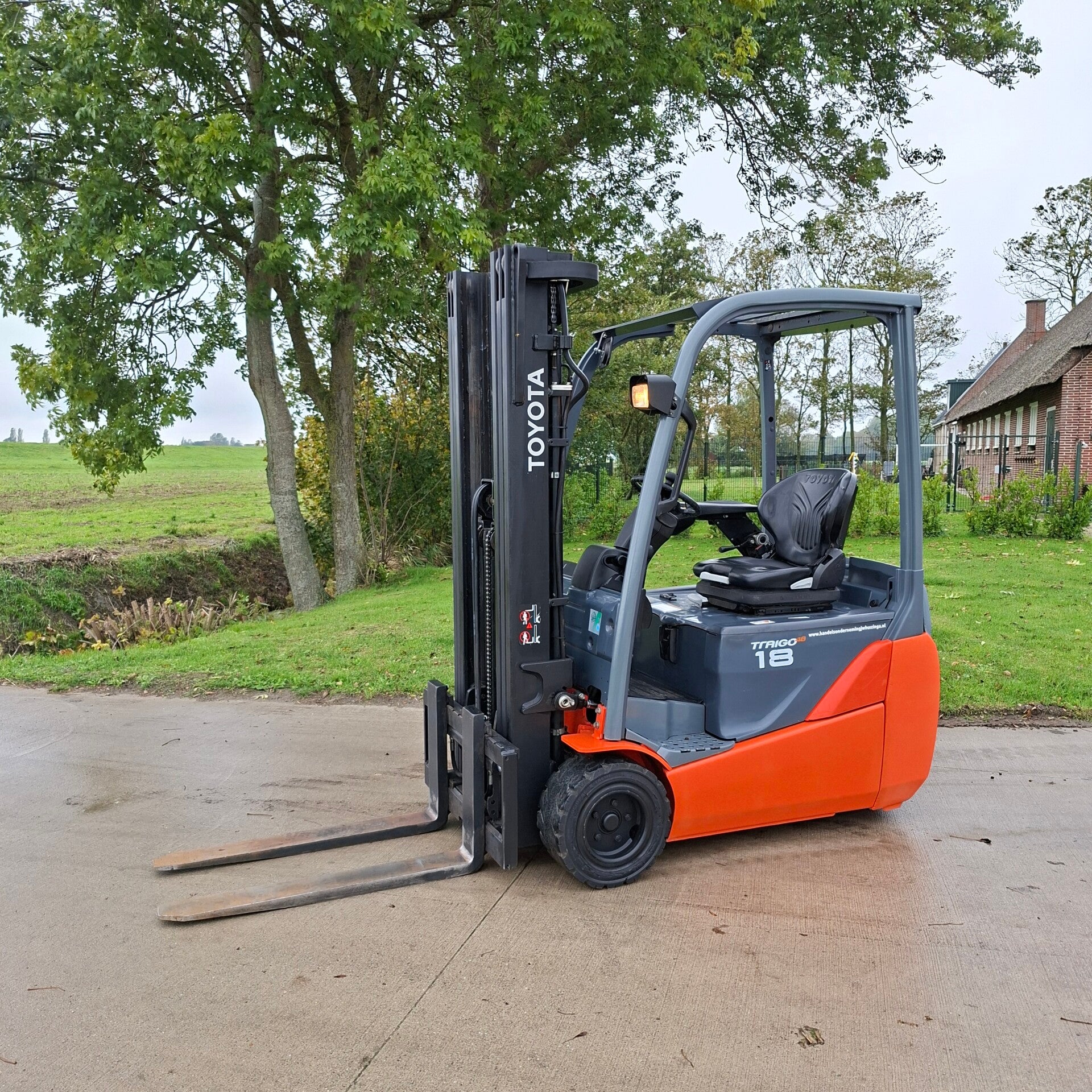 Te koop zeer nette Toyota Traigo 48 triplomast sideshift
