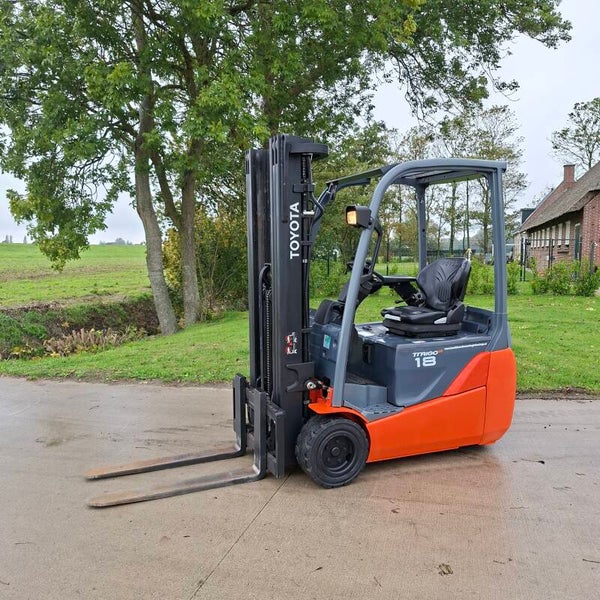 Te koop zeer nette Toyota Traigo 48 triplomast sideshift