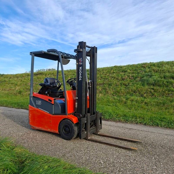 Te koop zeer nette elektrische heftruck Toyota traigo 1.5 ton triplomast sideshift