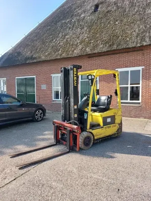 Te koop zeer nette elektrische heftruck Hyster 1.6 ton triplo mast sideshift en vorkenversteller