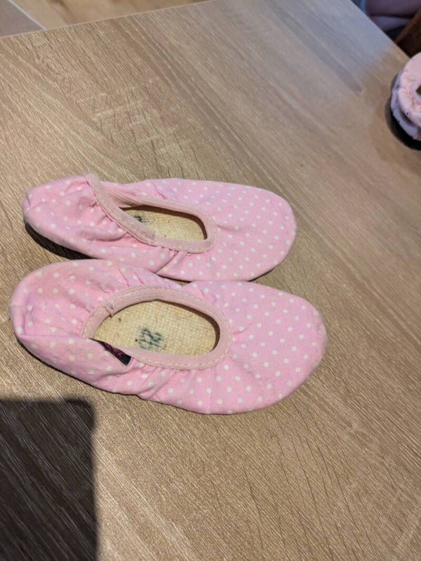 Roze schoentjes met witte stipjes - maat 22