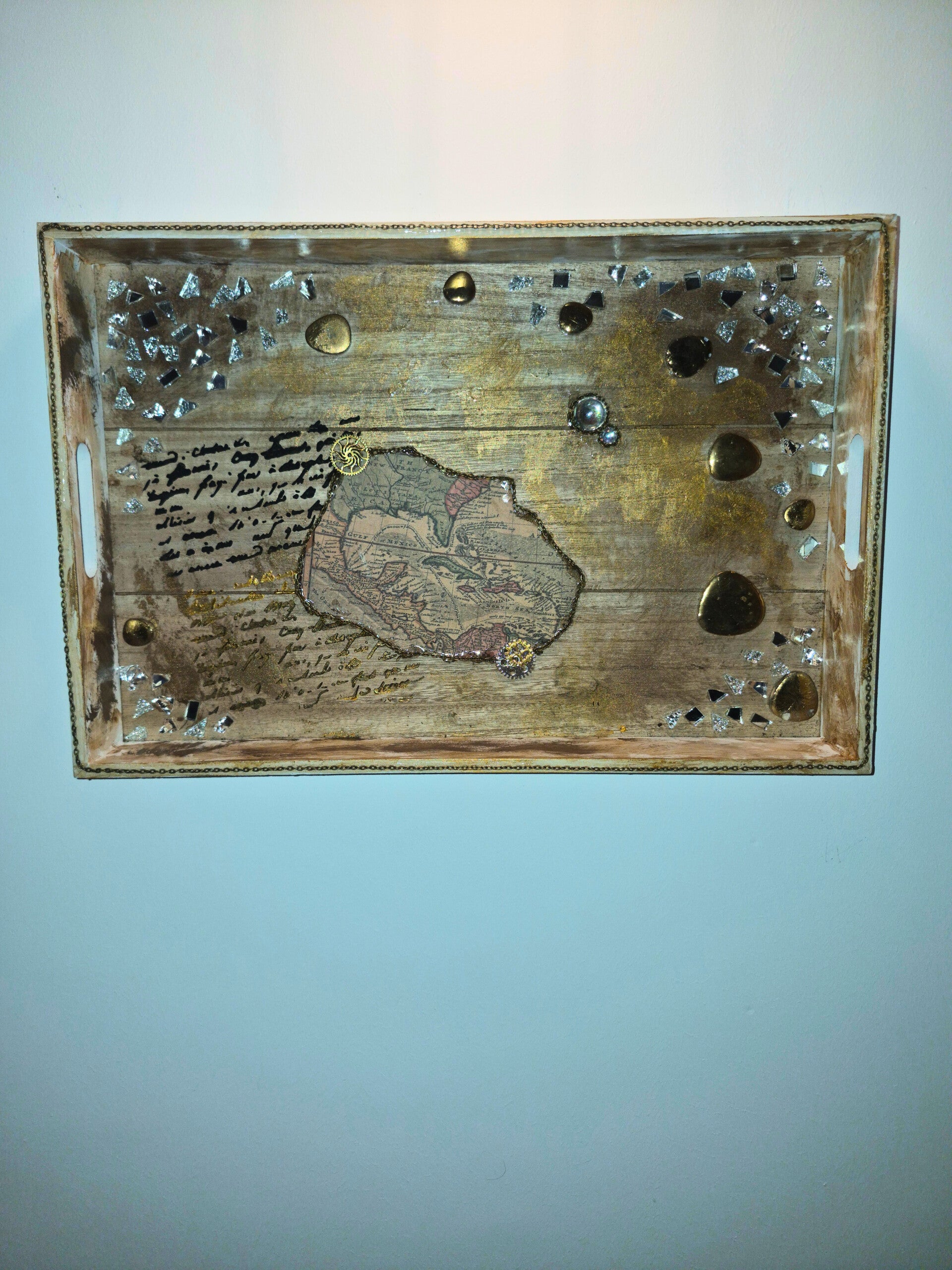Landkarte auf Holztablett