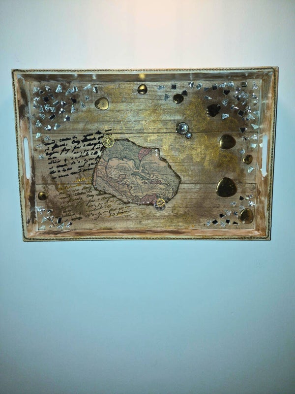 Landkarte auf Holztablett