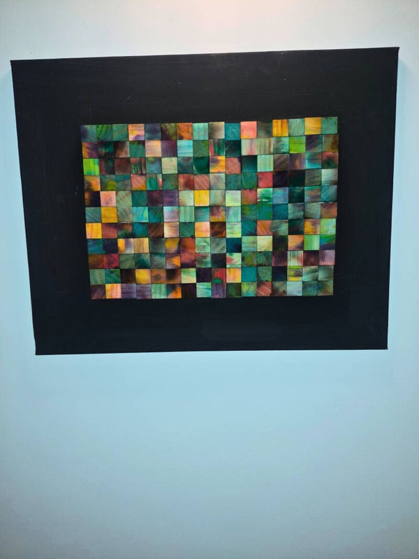 Buntes Würfelbild auf schwarzer Leinwand