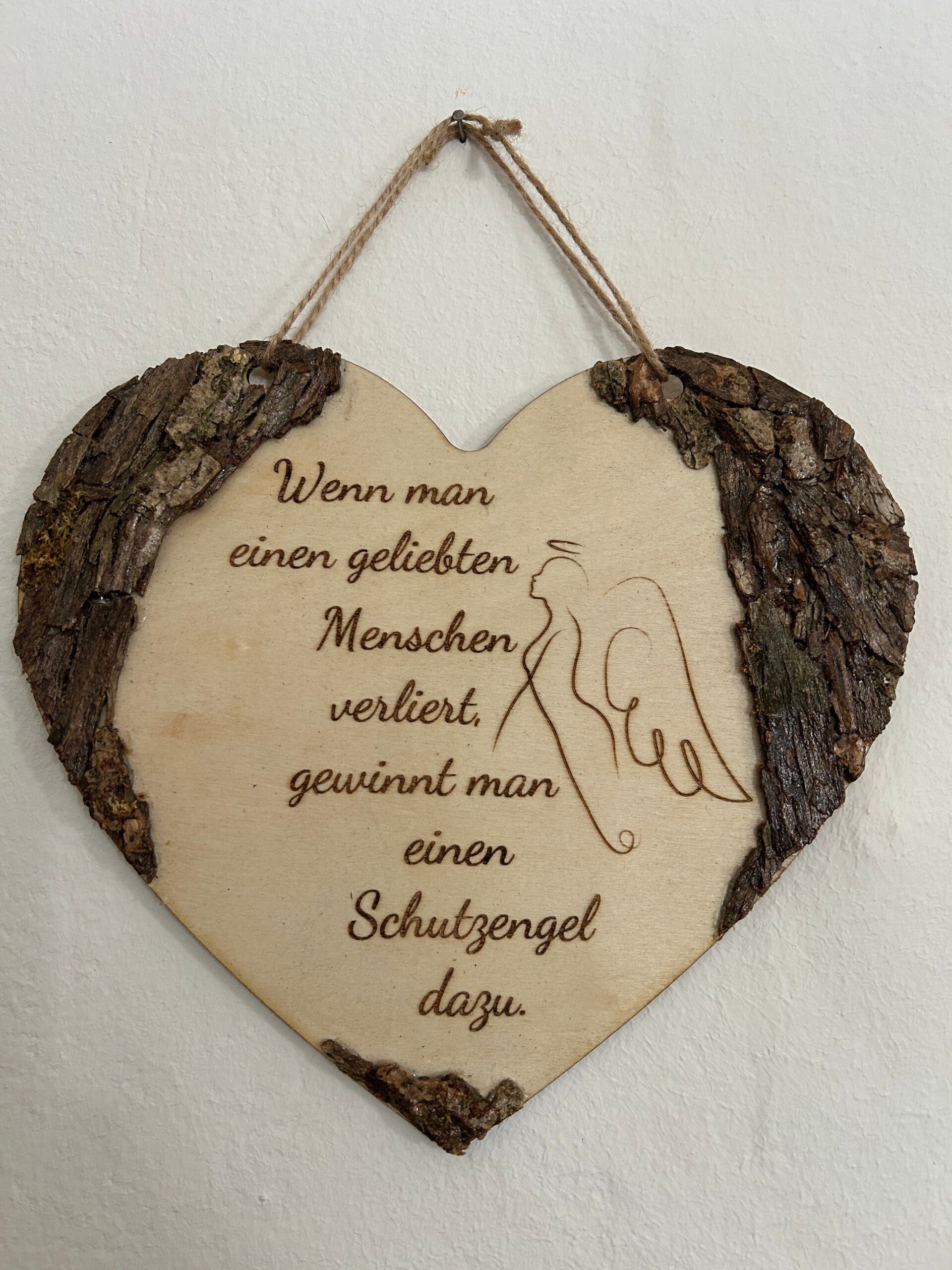 Handgemachtes Gedenkschild aus Holz in Herzform – mit Gravur | Einzelstück