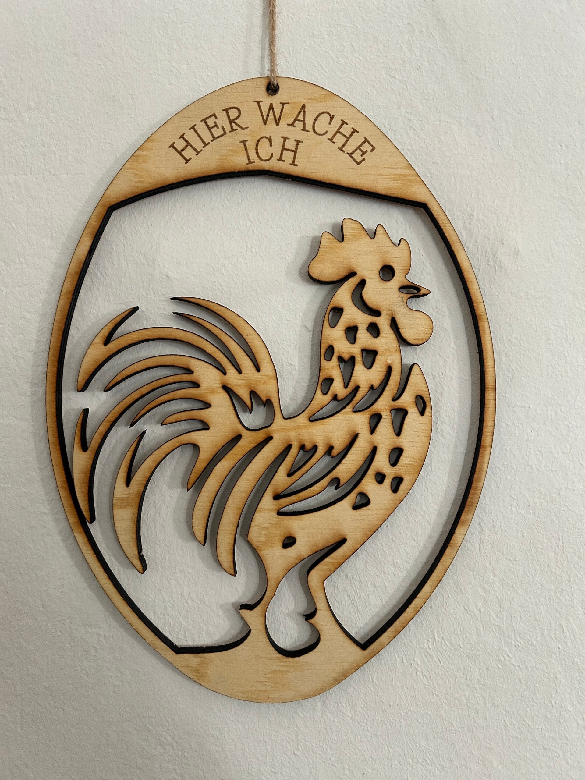 Holz-Wandanhänger mit Hahn „Hier wache ich“ | Einzelstück