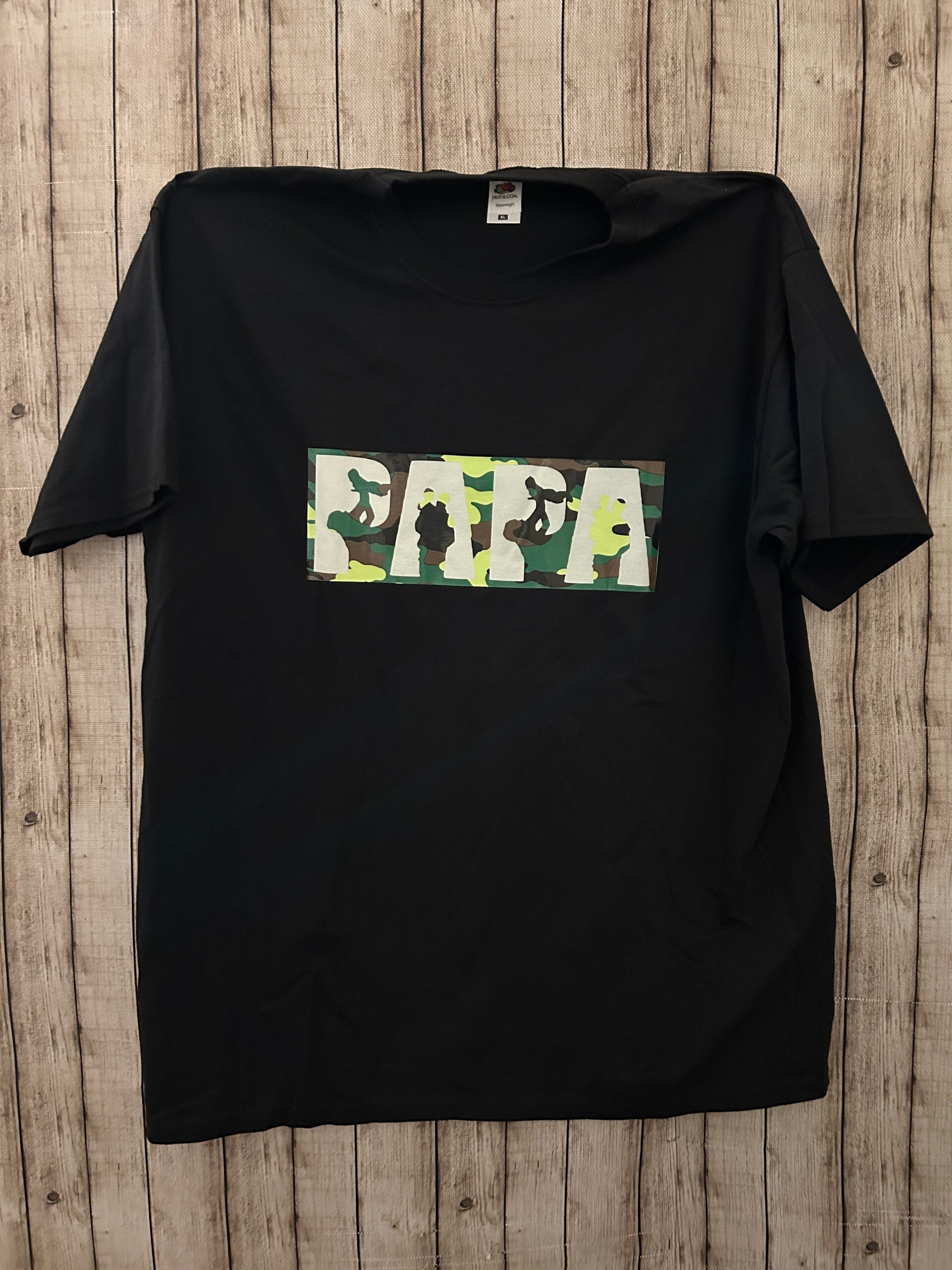 Herren T-Shirt „PAPA“ mit Tarnmuster & Leuchteffekt – Schwarz, Gr. XL | Angebot