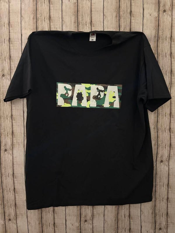 Herren T-Shirt „PAPA“ mit Tarnmuster & Leuchteffekt – Schwarz, Gr. XL | Angebot