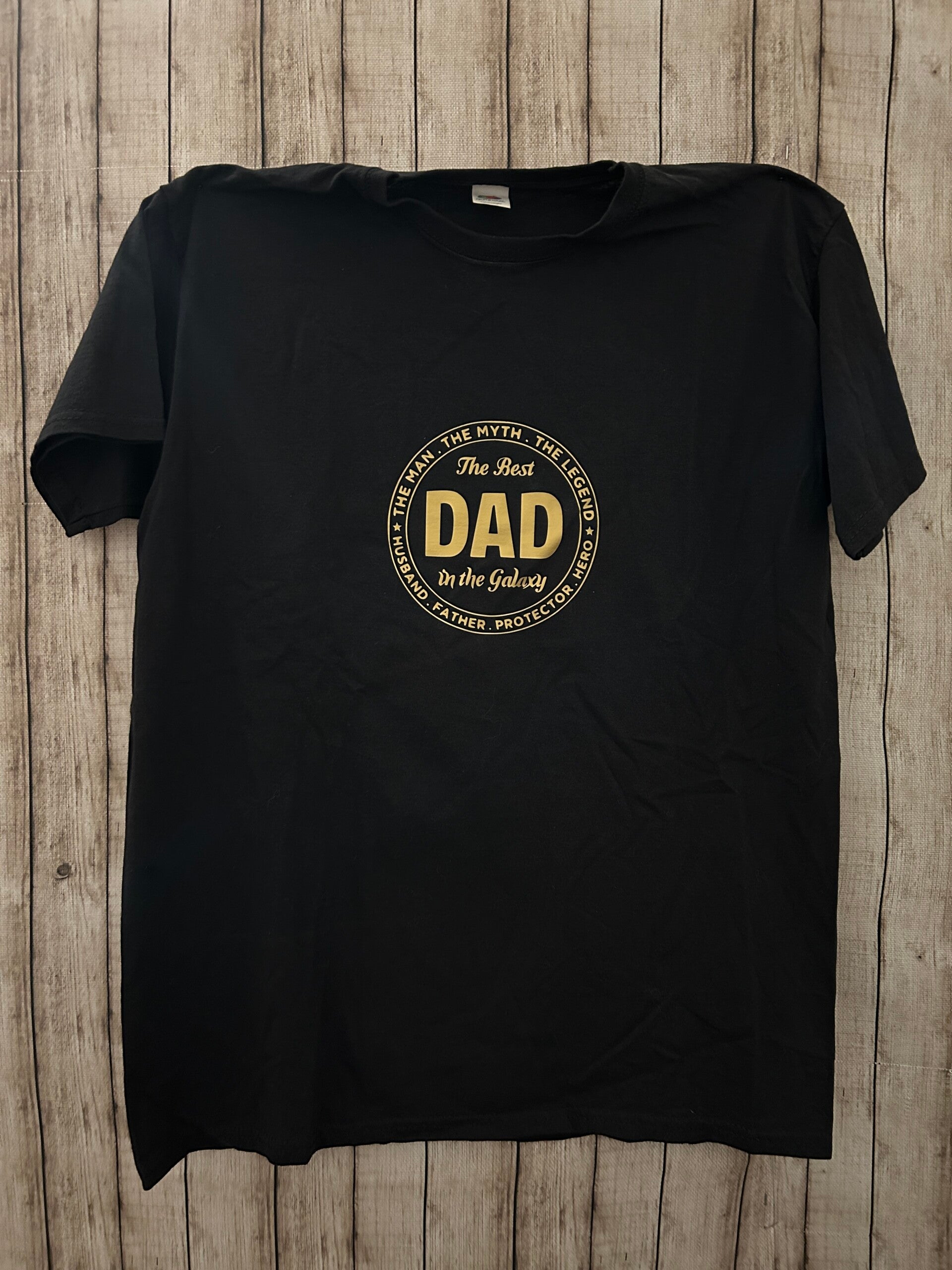Herren T-Shirt „The Best Dad in the Galaxy“ – Schwarz, Gr. M | Angebot