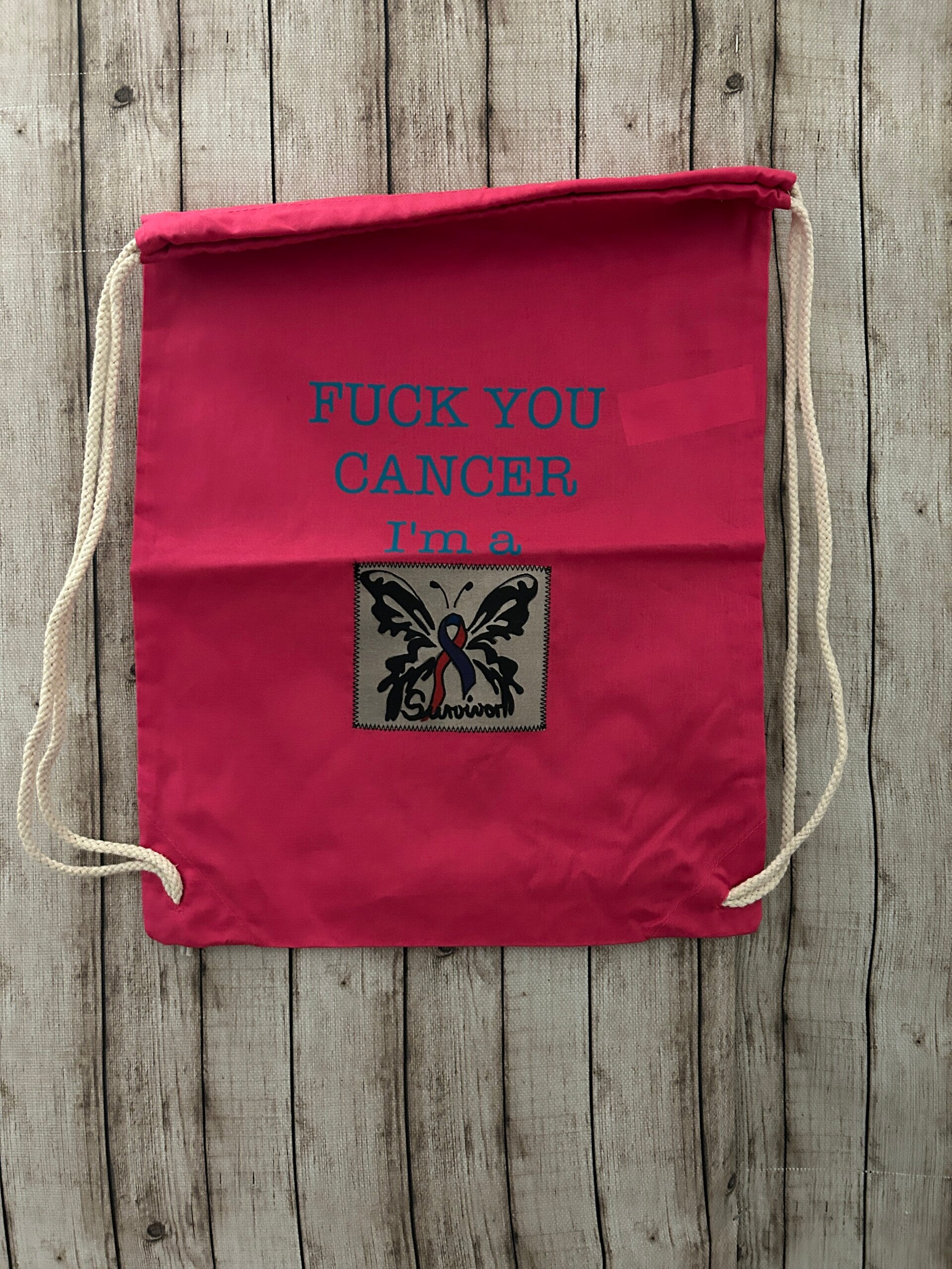 Turnbeutel „Fuck You Cancer – Survivor“ mit Schmetterling – Pink
