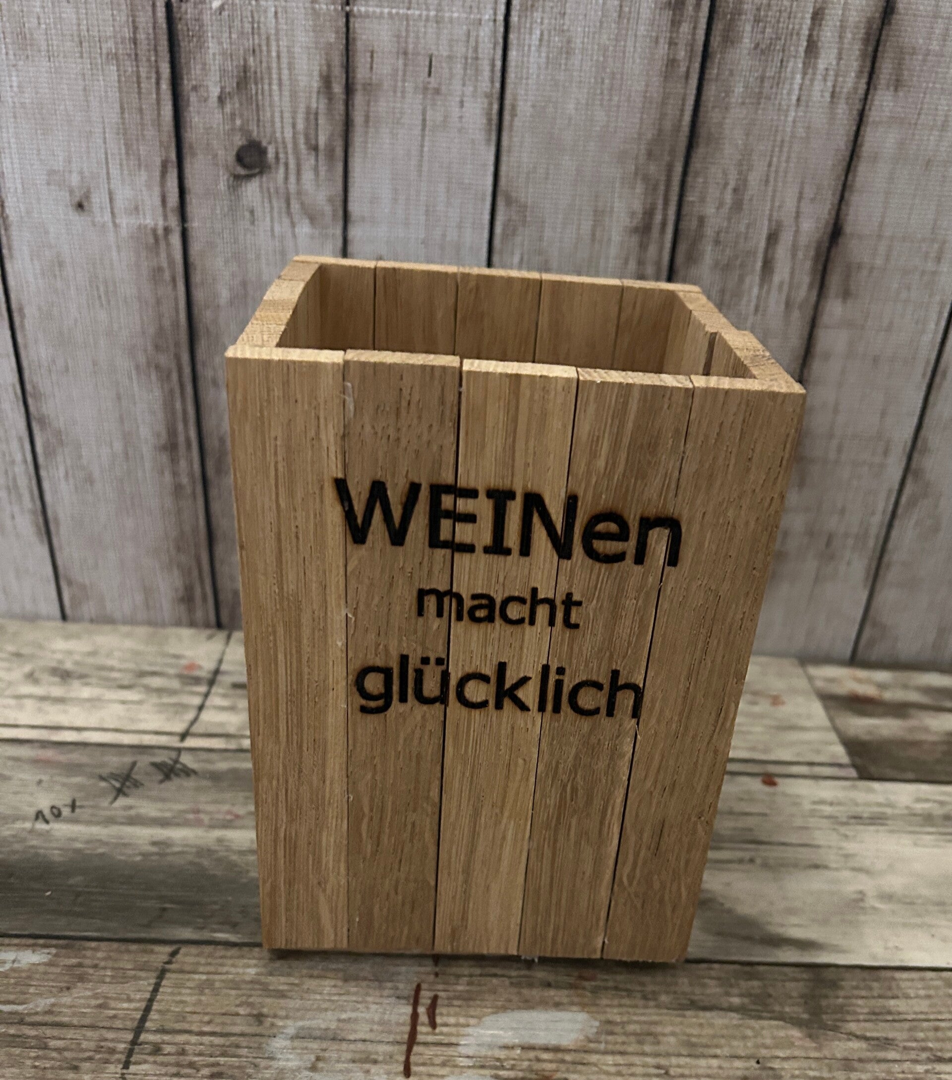 Weinflaschenhalter aus Holz – WEINen macht glücklich
